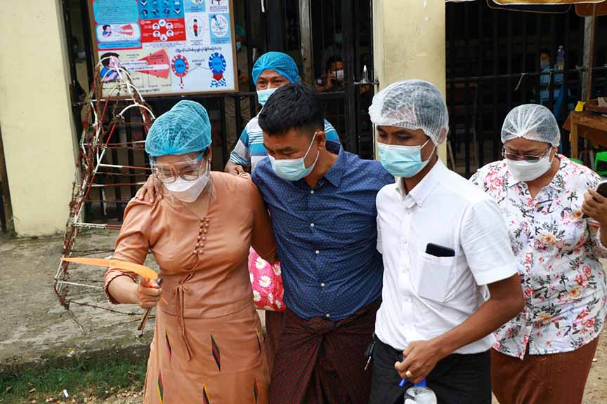 ၅၀၅-က ဖြင့် ဖမ်းဆီးခံရသူတစ်ချို့ အင်းစိန်ထောင်မှ ပြန်လည်လွတ်မြောက်လာ (ဓာတ်ပုံ)