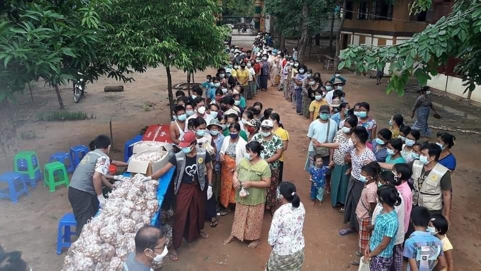 ယင်းမာပင်မြို့တွင် အိမ်ထောင်စု ၅၀၀ ခန့်ကို စား​သောက်ကုန် ၃ မျိုး အခမဲ့ လှူဒါန်း