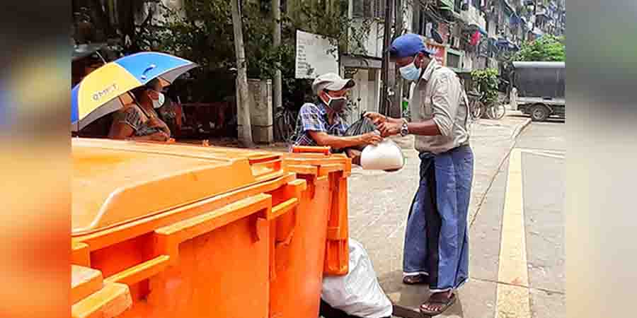 ရန်ကုန်တွင် စားဝတ်နေရေး အခက်ကြုံနေသူများအတွက် ကားဖြင့်မြို့ပတ် လှူဒါန်း