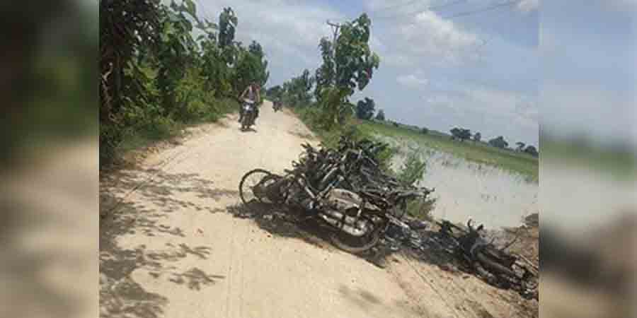 ဒီပဲယင်းတွင် စစ်ကောင်စီတပ်က ဆိုင်ကယ်များကို မီးရှို့ဖျက်ဆီးပြီး ပြည်သူ ၁၀ ဦးအားဖမ်းဆီး