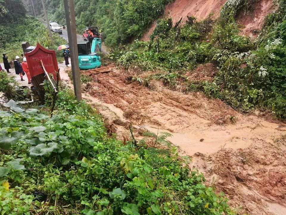 မိုးကုတ်မြို့က လူဦးရေ ၁၀၀ ဝန်းကျင်နေသည့် ၁၂ အိမ်တန်း မြေပြိုမည့်အန္တရာယ်ရှိနေ