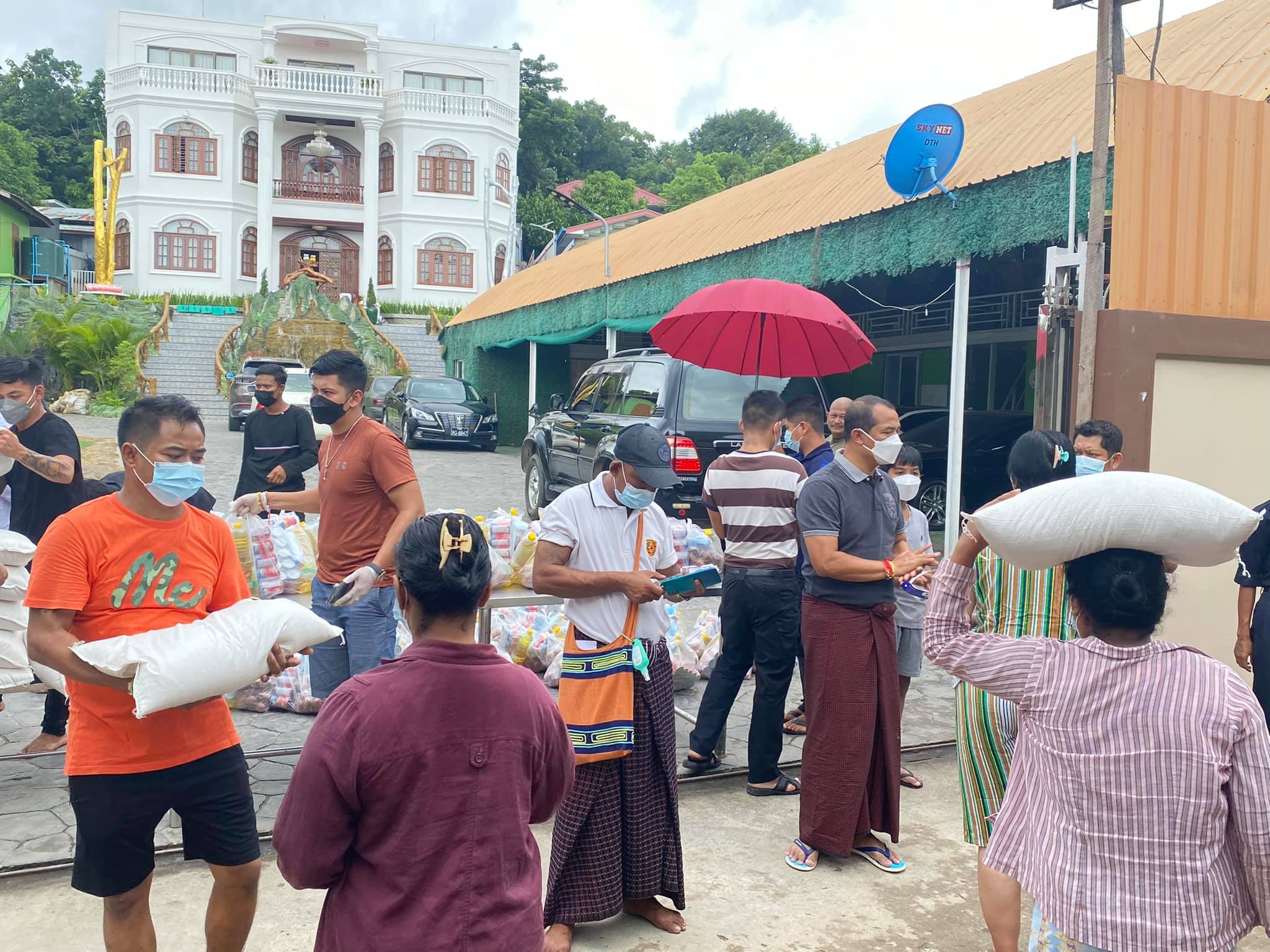 မြဝတီမြို့က စားဝတ်နေရေးခက်ခဲသည့် အခြေခံပြည်သူများအတွက် စားသောက်ကုန်များ လှူဒါန်း