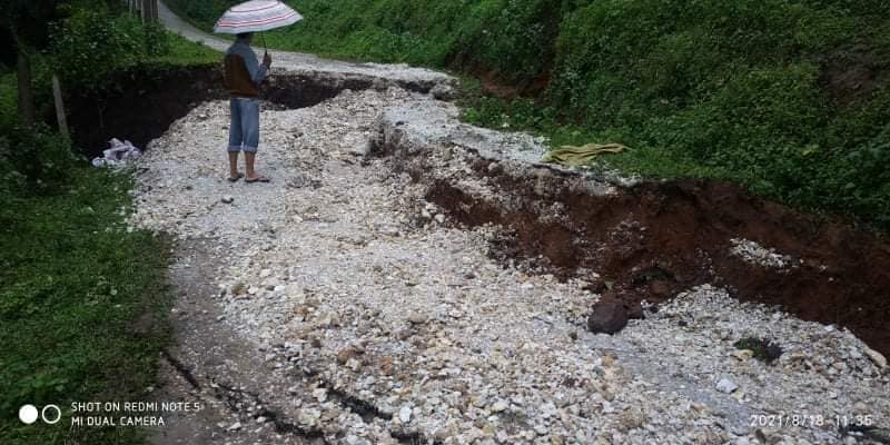 မိုးကုတ်မြို့ ကျောက်ပုတ်-မြေမဲလမ်း တောင်အက်ပြီး အရှည်ပေ ၂၅၀ ကျော် ပြိုကျပျက်စီး