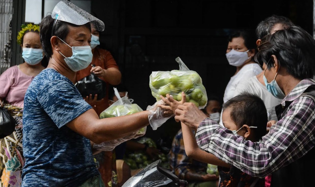 မန္တလေးတွင် ပြည်သူမှပြည်သူသို့ ခရမ်းချဉ်သီး လှူဒါန်း