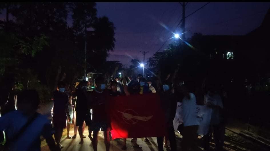 လောင်းလုံးမြို့၌  စစ်အာဏာရှင်ဆန့်ကျင်သပိတ်စစ်ကြောင်းကို ရဲက လိုက်လံဖြိုခွင်းဖမ်းဆီး