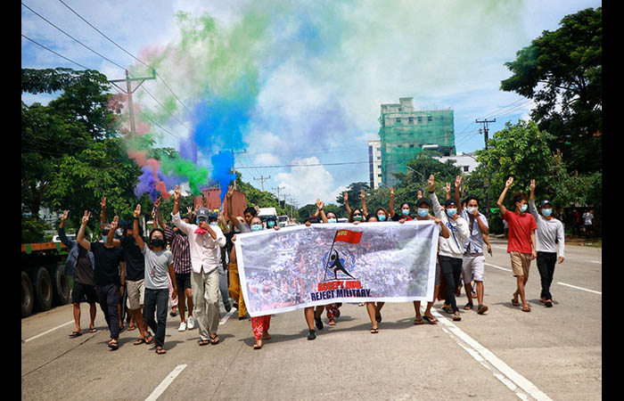 အကြမ်းဖက်စစ်ကောင်စီကို ရန်ကုန်က လူငယ်များ ဆန္ဒပြ