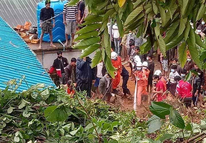 မိုးကုတ်တွင် ကမ်းပါးပြိုကျမှုကြောင့် ၃ ဦးသေဆုံးပြီး ၈ ဦးပိတ်မိနေ