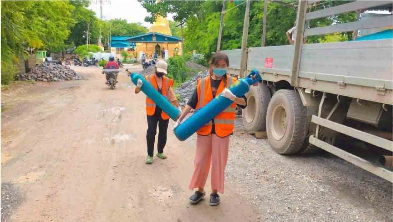 အောက်ဆီဂျင်အတွက် နိုင်ရာဝန်ထမ်းနေကြသည့် ပရဟိတအမျိုးသမီးများ
