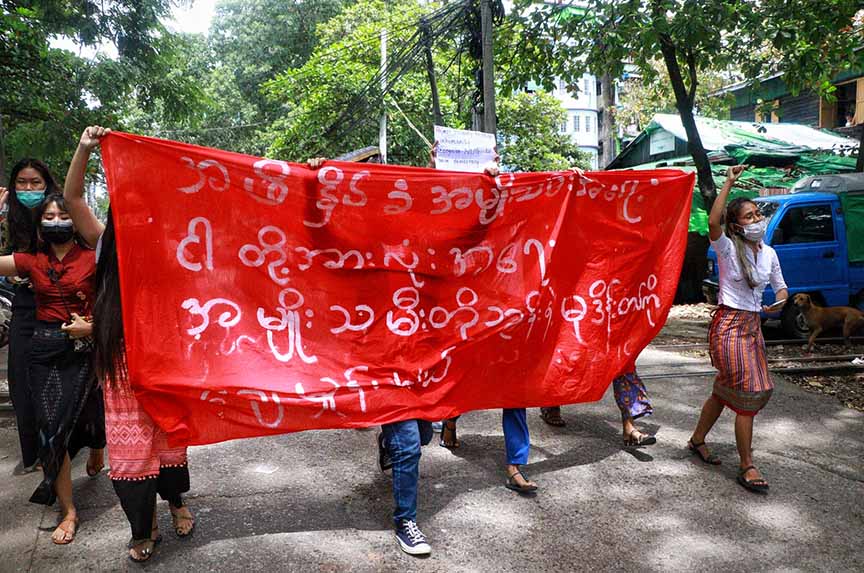 ရန်ကုန်တွင် အမျိုးသမီးသပိတ်စစ်ကြောင်း ဆန္ဒပြ (ဓာတ်ပုံ)