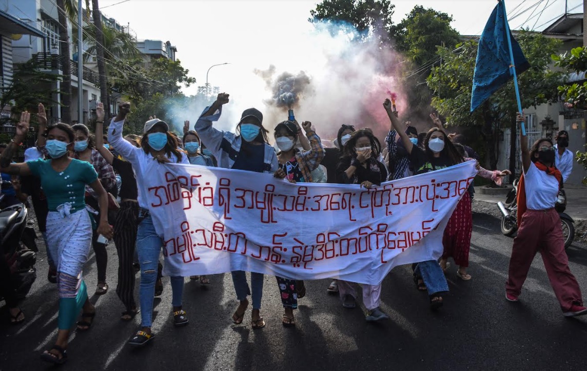 မန္တလေးက အမျိုးသမီးလူငယ်များစစ်အာဏာရှင်ဆန့်ကျင် ဆန္ဒပြ