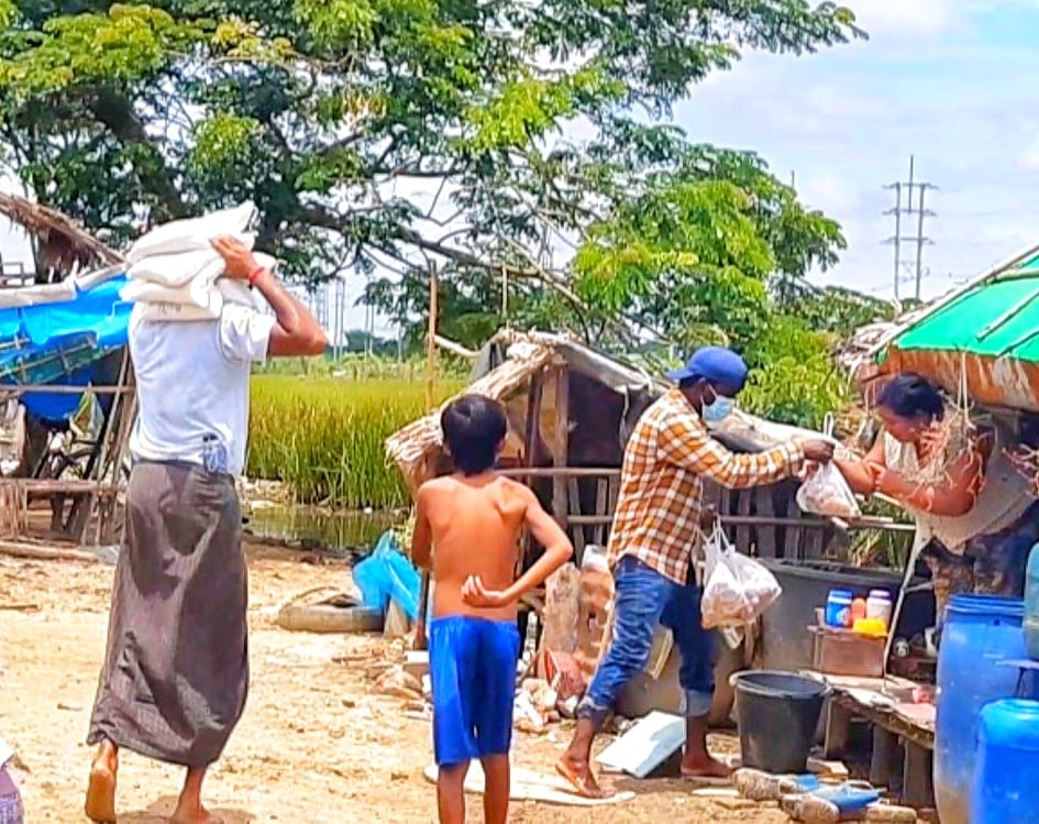 တောင်ဒဂုံနှင့်အရှေ့ဒဂုံက အိမ်ခြေ ၁၀၀ စာအတွက် စားသောက်ကုန်များ လှူဒါန်း
