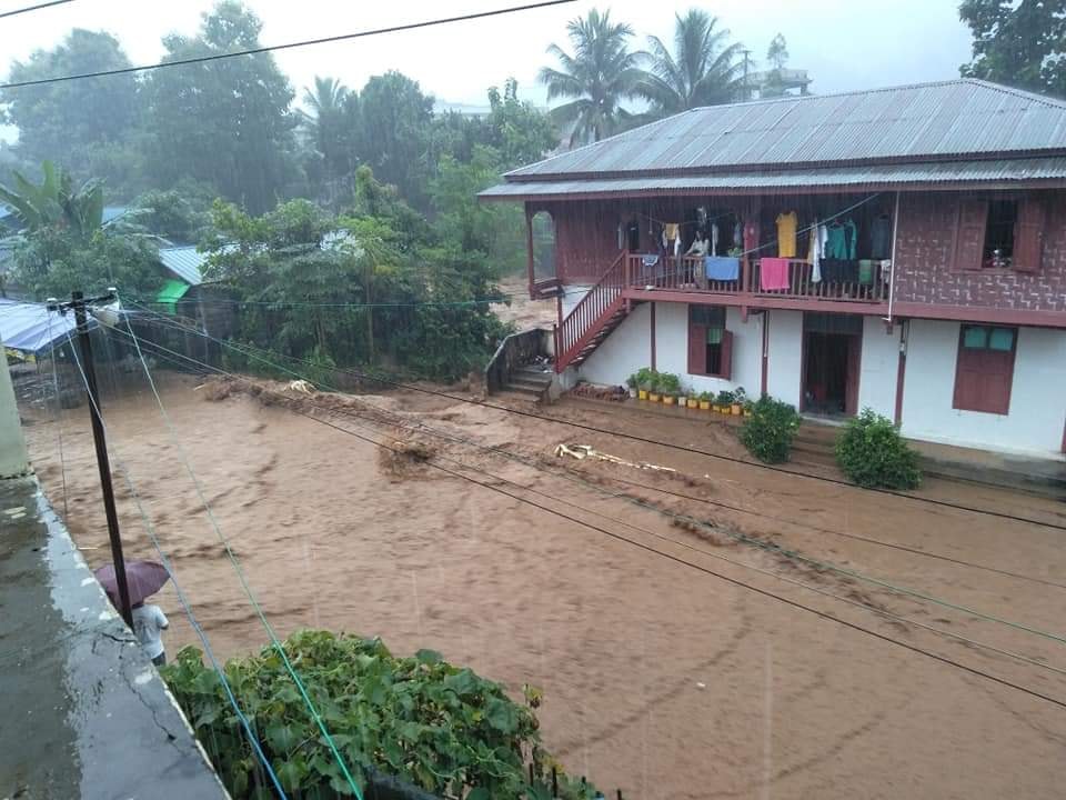 မိုးသည်းထန်စွာ ရွာသွန်းမှုကြောင့် ကေအိုင်အိုဌာနချုပ် လိုင်ဇာတွင် ရေကြီး (ဓာတ်ပုံ)