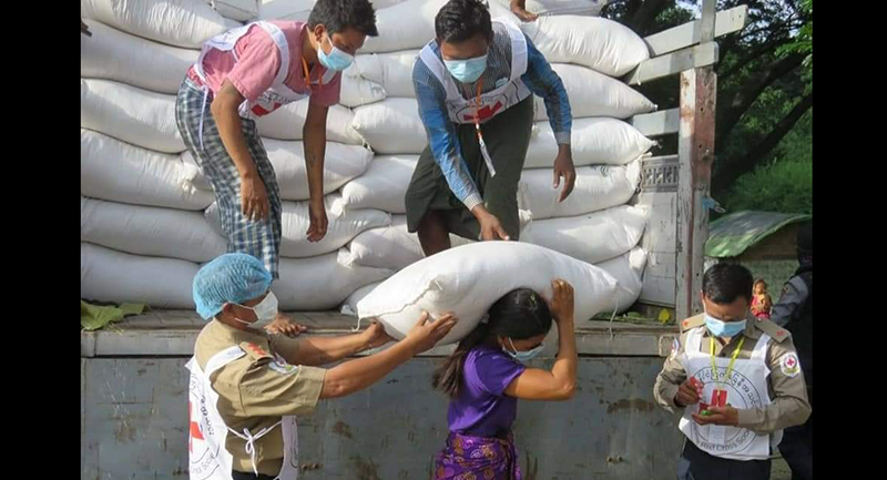 မန္တလေးမြို့ ဧရာဝတီမြစ်ကမ်းဘေးက အိမ်ထောင်စု ၁၅၀၀ ကျော်ကို ဆန်အိတ်များ ဖြန့်ဝေ