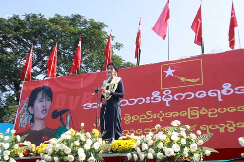ဖြဲ့စည္းပုံျပင္ဆင္ေရး ေကာ့မႉးဆနၵခံယူပြဲ လူ ၃ ေသာင္းခန့္ တက္ေရာက္ (သတင္းဓာတ္ပုံ)