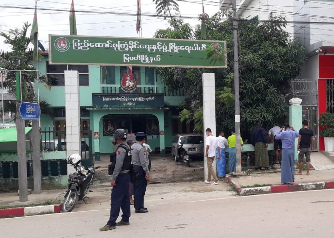 မြဝတီမြို့ ၊ ကြံ့ခိုင်ရေးပါတီရုံးရှေ့ ဗုံးကွဲ