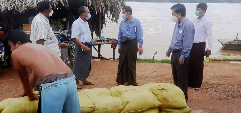 မုံရွာတွင် ချင်းတွင်းမြစ်ရေ စိုးရိမ်ရေမှတ်နီးလာသဖြင့် သဲအိတ်များကာရံ