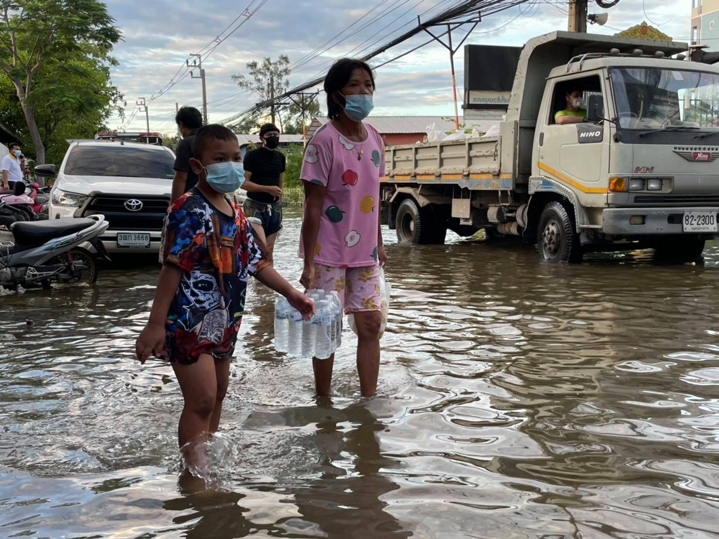 မြန်မာရွှေ့ပြောင်းလုပ်သားတွေရှိရာ စမွတ်ပရကန်စက်မှုဇုန် ရေကြီးပြီး စက်ရုံများ ပိတ်ထားရ