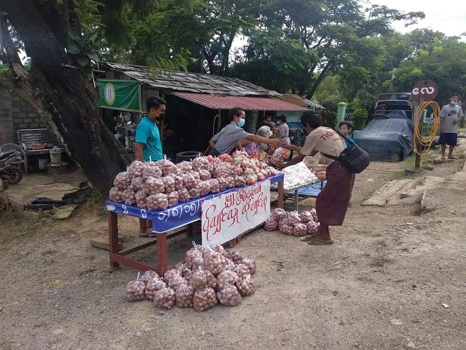 သိန္နိမြို့တွင် ကိုဗစ်ကာလ ပြည်သူမှ ပြည်သူကို စားသောက်ကုန်များ လှူဒါန်း