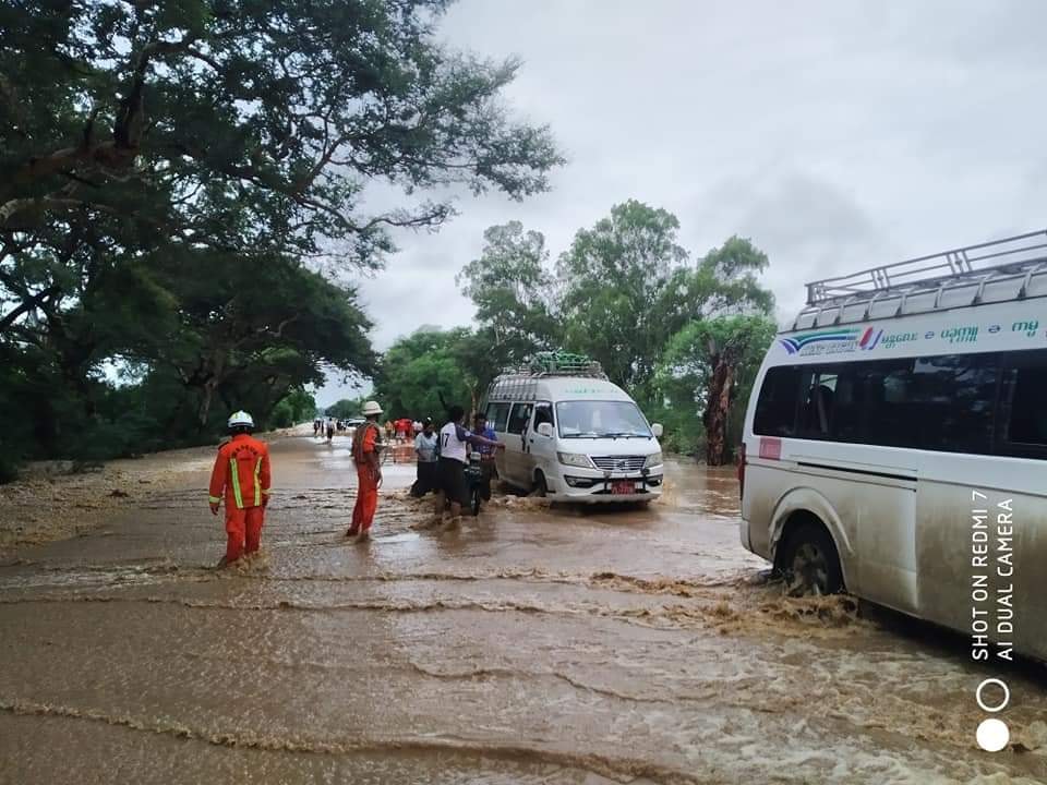 မြင်းမူမြို့နယ် မုံရွာ-မန္တလေးကားလမ်းမပေါ် ရေကျော်နေ