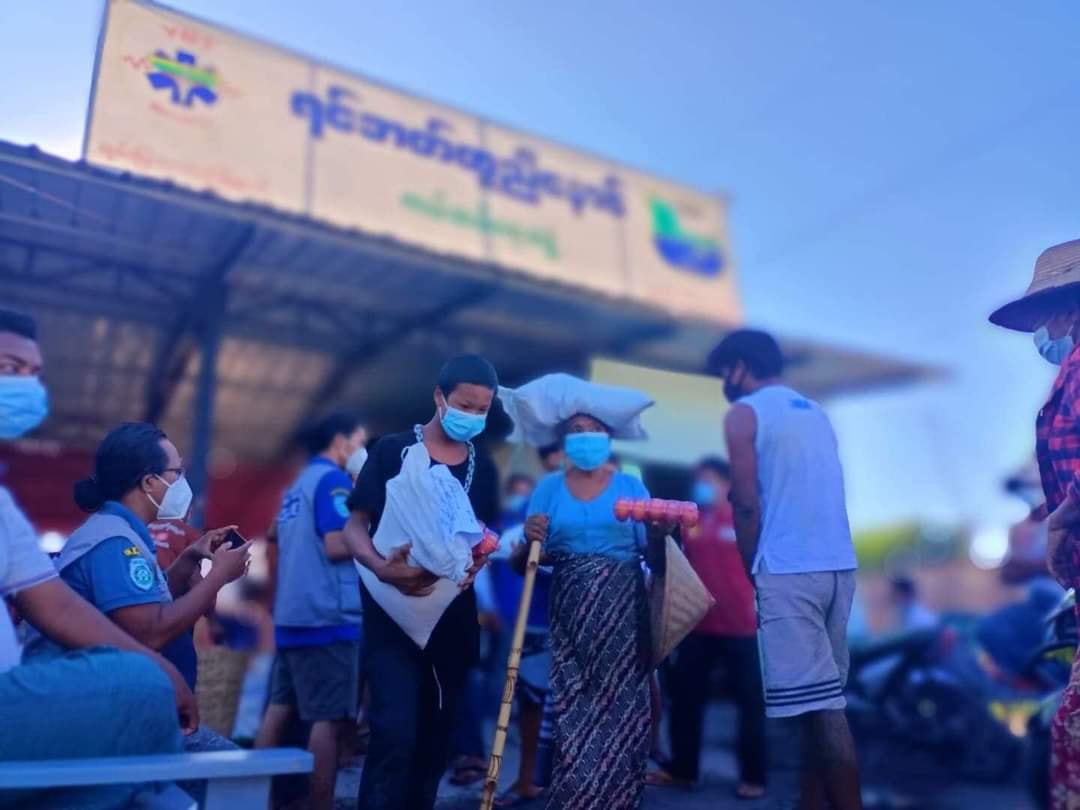 မန္တလေးမြို့တွင် နွမ်းပါးပြည်သူ အိမ်ထောင်စု ၁၅၀ စုအား အခြေခံစားသောက်ကုန်များ လှူဒါန်း