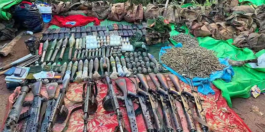 ခြင်းကျားအပါအဝင် အကြမ်းဖက်စစ်တပ်ထံမှ သိမ်းဆည်းရမိသည့်လက်နက်ခဲယမ်းများ (ဓာတ်ပုံ)