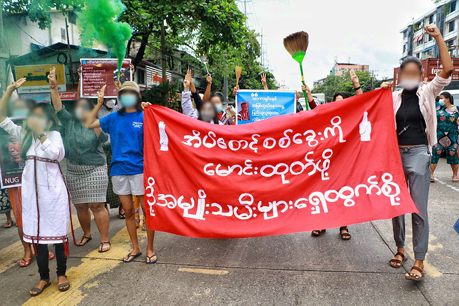ရန်ကုန်တွင် စစ်အာဏာရှင်ဆန့်ကျင်ရေး  အမျိုးသမီးများဦးဆောင်ဆန္ဒပြ (ဓာတ်ပုံ)