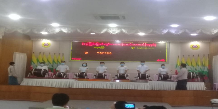 စစ်ကောင်စီက ဆုကြေးတိုးထားသော်လည်း ရောင်းအားမကောင်းသဖြင့် အောင်ဘာလေထီ ကုန်သည်များ အရှုံးပေါ်