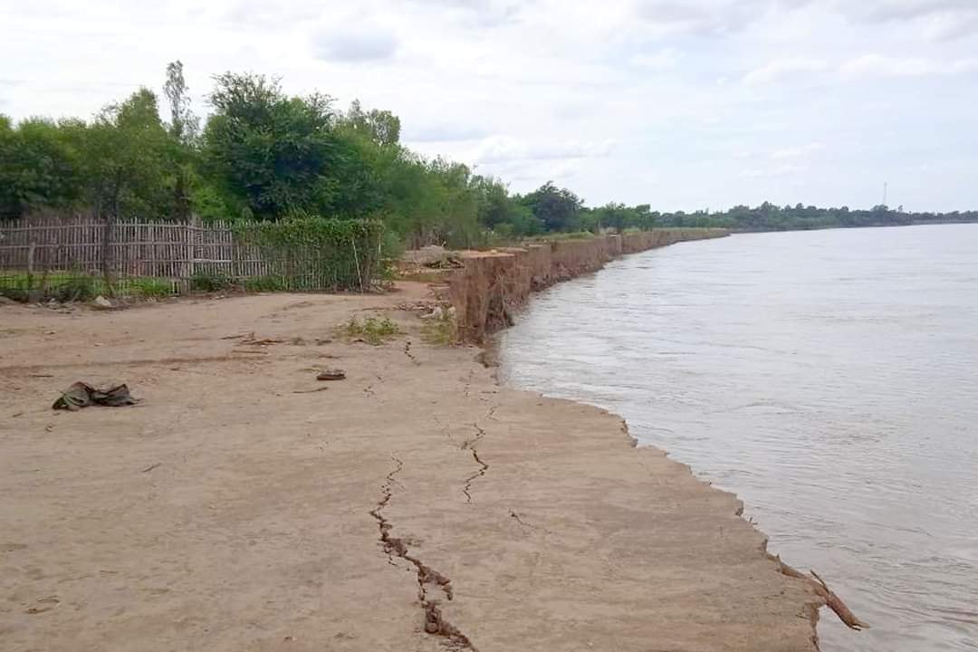 မြစ်ကမ်းပါးပြိုကျမှုကြောင့် မင်းဘူးမြို့နယ် ကျောင်းကုန်းရွာက နေအိမ်အချို့ပြောင်းရွှေ့