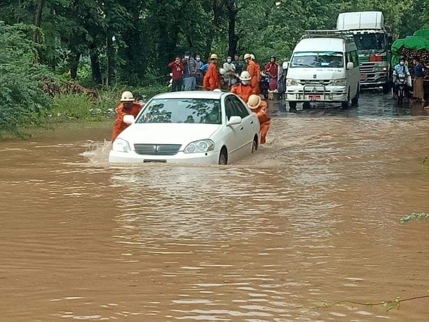 ရေစကြိုမြို့နယ် ပခုက္ကူ-မန္တလေးကားလမ်းပေါ် ရေကြီး (ဓာတ်ပုံ)