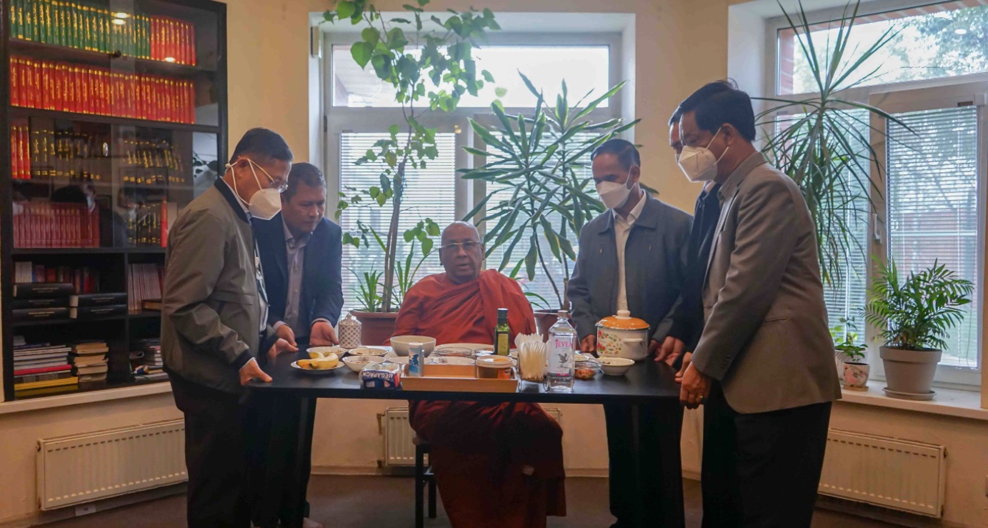 မော်စကိုရောက် အကြမ်းဖက် ဒုစစ်ခေါင်းဆောင်  ဒုဗိုလ်ချုပ်မှူးကြီးစိုးဝင်းနှင့် သီတဂူဆရာတော်