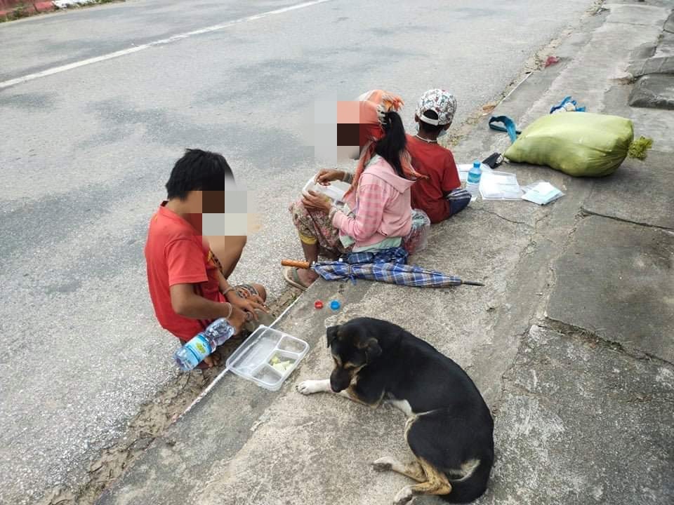 ငွေတစ်ပြားမှမရှိသဖြင့် မိုင်းတုံမှ ကျိုင်းတုံထိ ၁၃ ရက်တာ ခြေကျင်လျှောက်ခဲ့ရသည့် မိသားစု