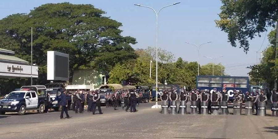 မုံရွာမြို့ဗိုလ်ချုပ်ကြေးရုပ်အနီး ဆိုင်ကယ်စီးအမျိုးသား ၂ ဦးကို စစ်တပ်က ပစ်သတ်