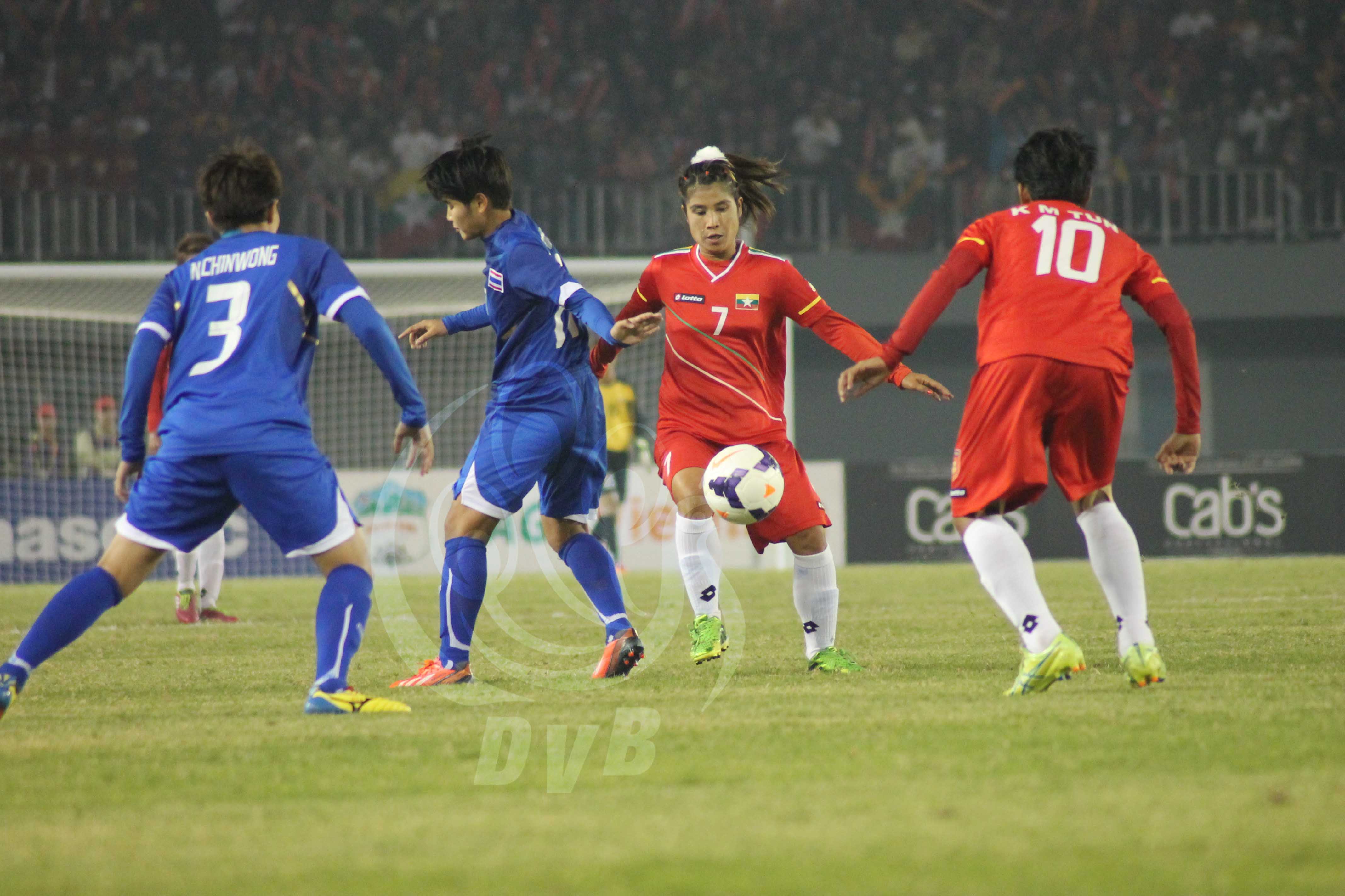 ျမန္မာ-ထိုင္း အမ်ဳိးသမီးေဘာလံုးပဲြ (ဓာတ္ပံု)