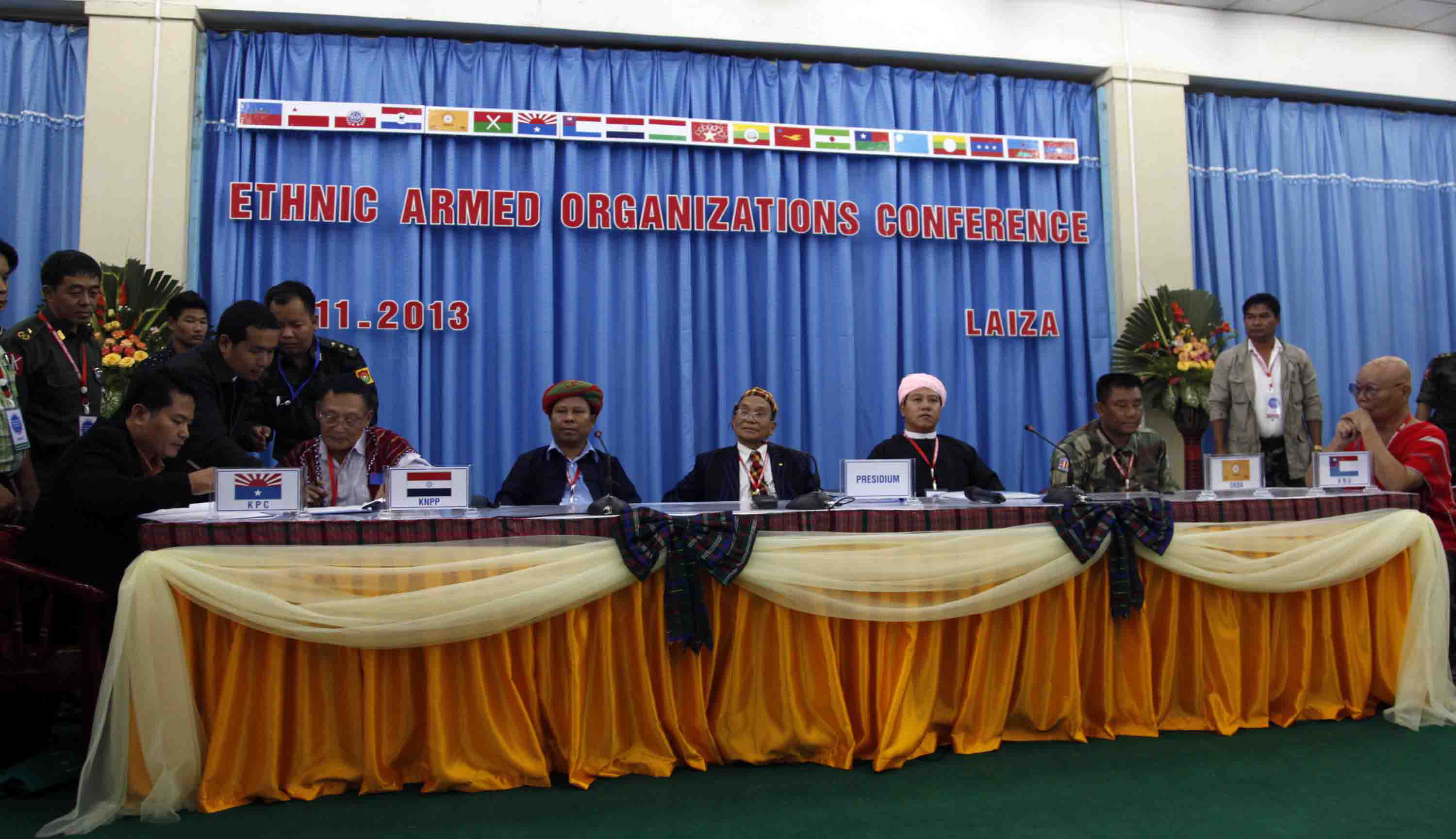 အပစ္ရပ္စာခ်ဳပ္မူၾကမ္းကိစၥ လက္နက္ကုိင္ တုိင္းရင္းသားအဖြဲ႔မ်ား ေဆြးေႏြး