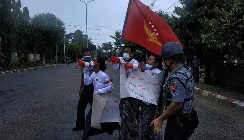 ဖက်ဆစ်စစ်တပ် ဆန့်ကျင်ဆန္ဒပြခဲ့သည့် ရခိုင်ကျောင်းသား ၄ ဦး ထောင်ဒဏ် ၂ နှစ်ခွဲစီ ချမှတ်ခံရ