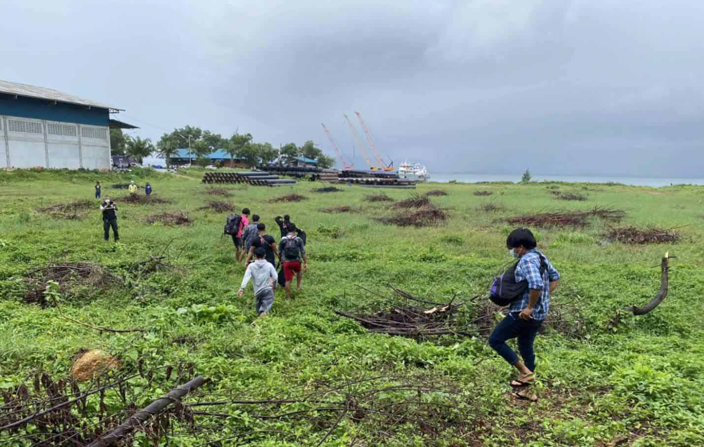 ရနောင်းတွင် ရွက်လှေစီးပြီး တရားမဝင် ဝင်လာသည့် မြန်မာ ၇ ဦး ဖမ်းဆီးခံရ