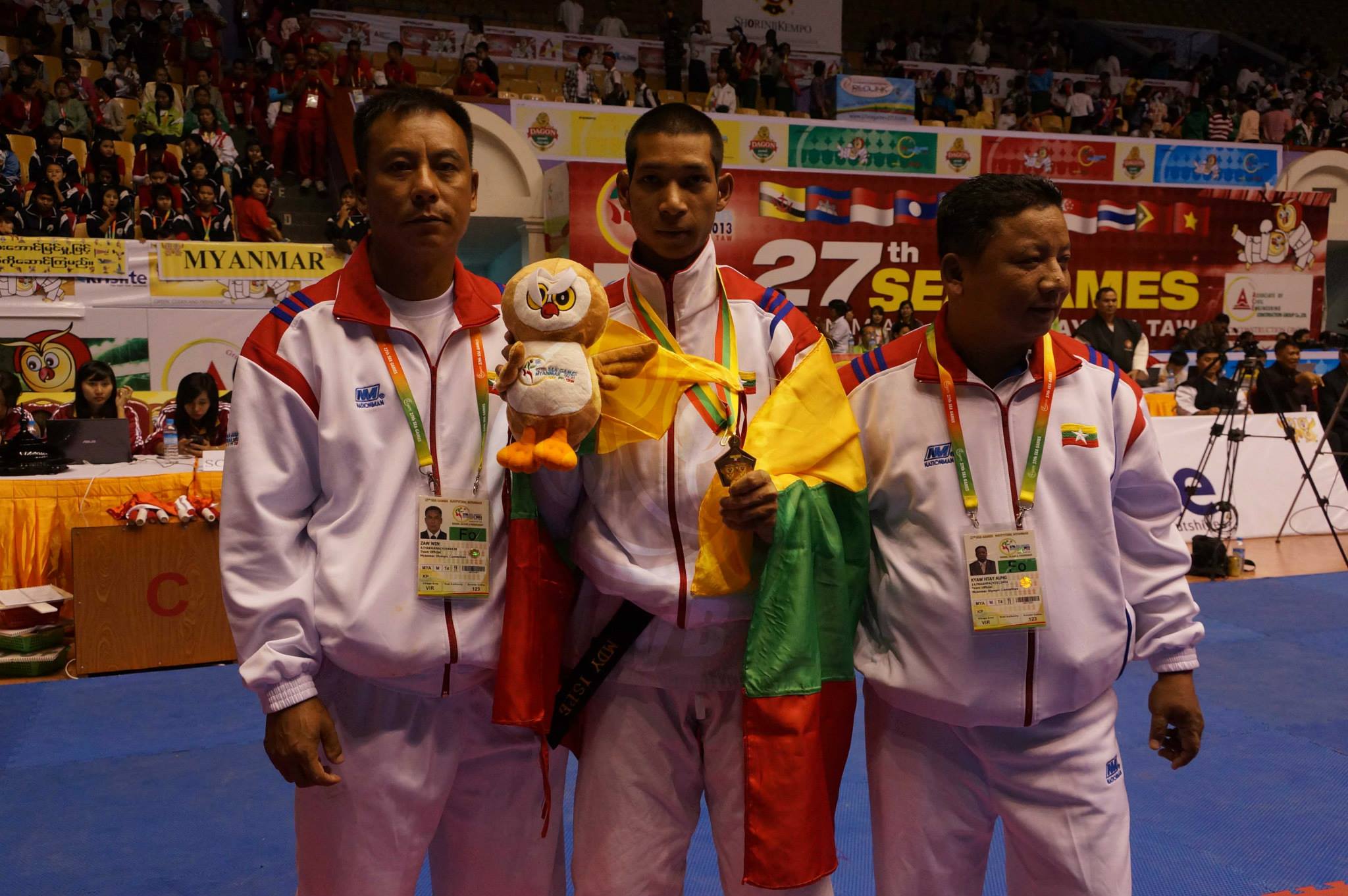 ကမ္ပိုမွာ ျမန္မာေရႊ ၂ ခု ထပ္ရ၊ ကာခ်ဳပ္ ဆုေပး