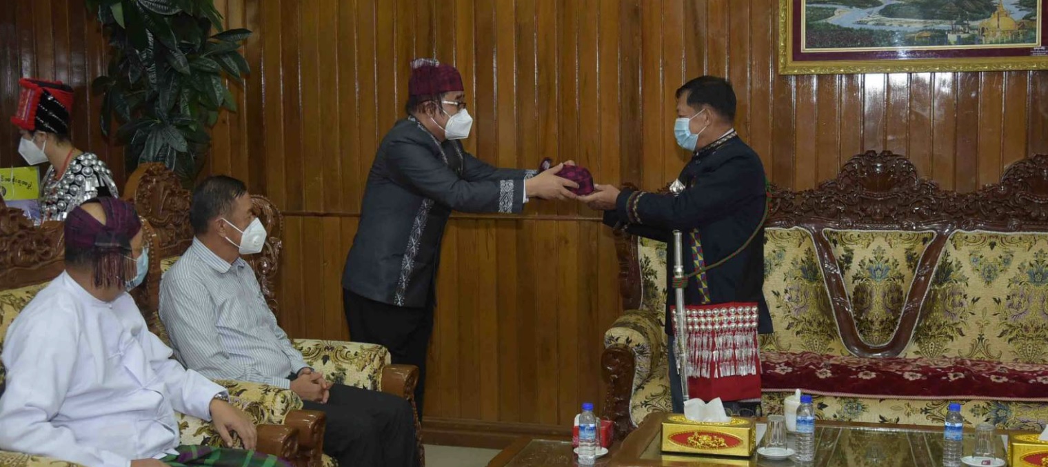 အကြမ်းဖက်စစ်ခေါင်းဆောင်အား ဦးခက်ထိန်နန်က ကချင်အမျိုးသား ခေါင်းပေါင်းပေးအပ်