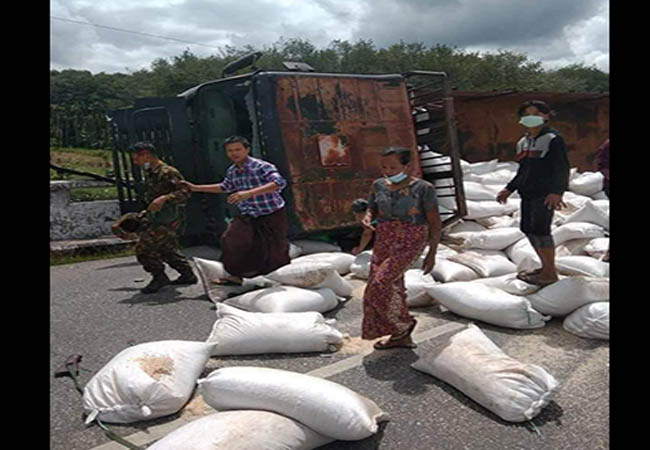 မုဒုံတွင်  ဆားများသယ်ဆောင်လာသည့်  စစ်ကားမှောက်ပြီး စစ်သား ၂ ဦး ဒဏ်ရာရ