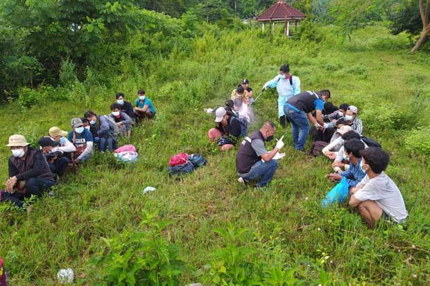 ပွဲစားခဘတ် ၂၅,၀၀၀ ထိပေးပြီး ထိုင်းဘက်တရားမဝင်ဝင်လာသည့် မြန်မာ ၄၇ ဦး လမ်းပြများနှင့်အတူ ဖမ်းဆီးခံရ