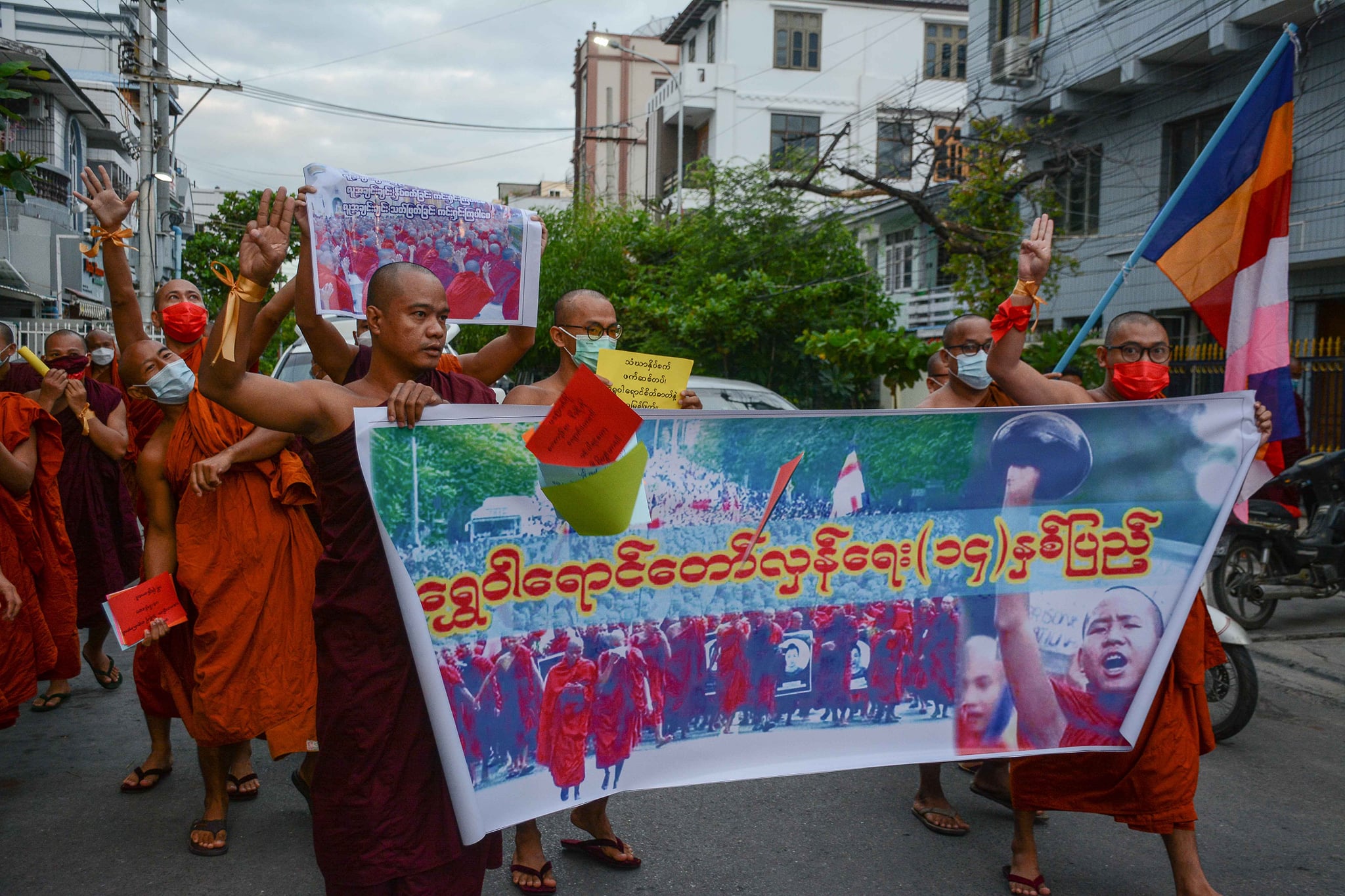 ရွှေဝါရောင်တော်လှန်ရေး ၁‌၄  နှစ်ပြည့်အထိမ်းအမှတ် မန္တလေးသံဃာတော်များဆန္ဒပြ
