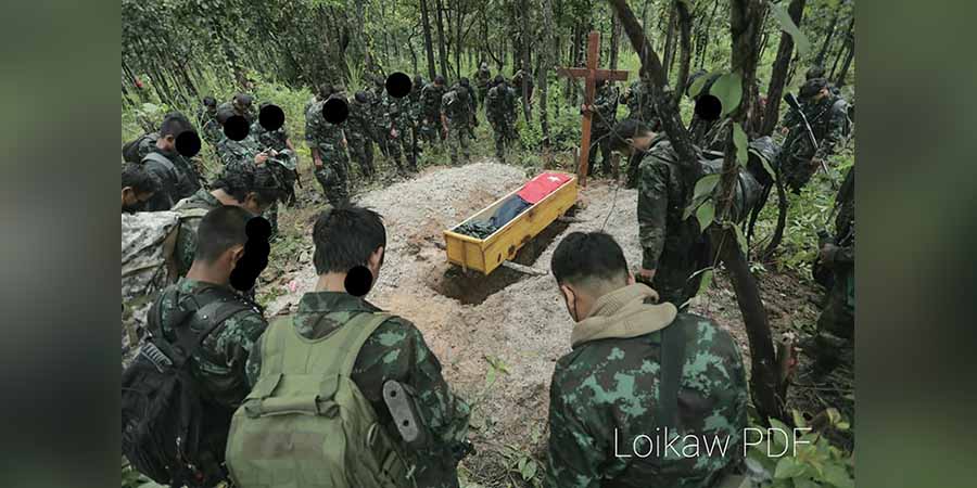 ဒီးမော့ဆိုတိုက်ပွဲတွင် ကျဆုံးသွားသည့် ကရင်နီရဲဘော်ကို အလေးပြု သင်္ဂြိုဟ် (ဓာတ်ပုံ)