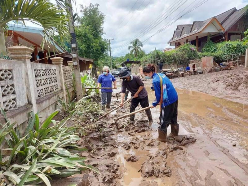တောင်ပေါ်ကရင်တိုင်းရင်းသားများက အုန်းဖျန်ရေဘေး လာရောက်ကူညီလုပ်အားပေး