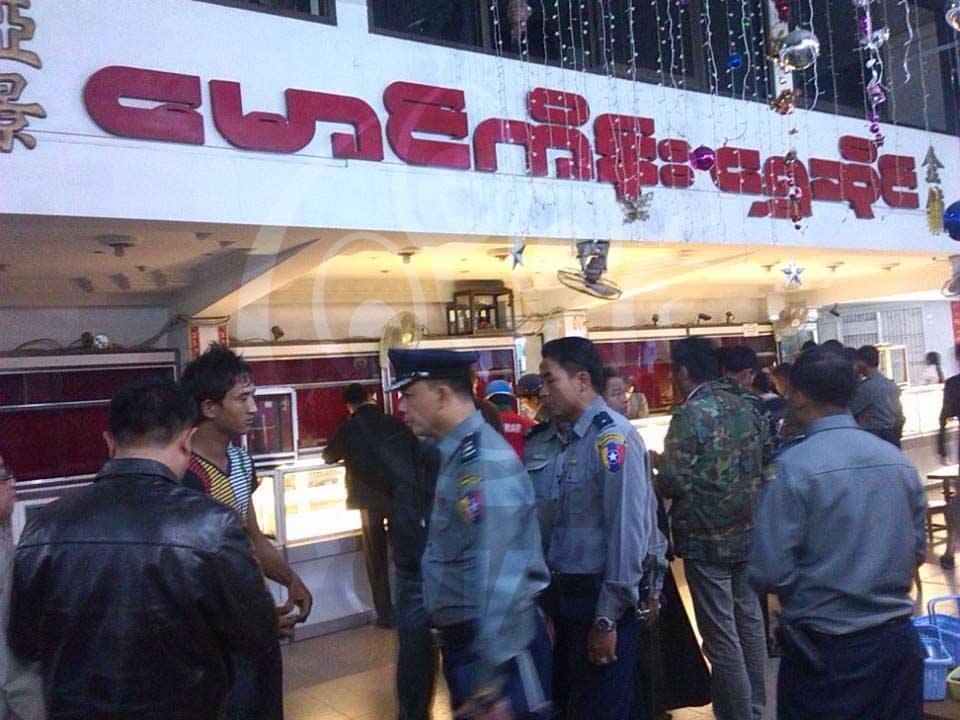 မႏၱေလးၿမိဳ႕ ေမာင္ကိန္းေရႊဆုိင္ ဓားျပတုိက္ခံရ (ဓာတ္ပုံ)