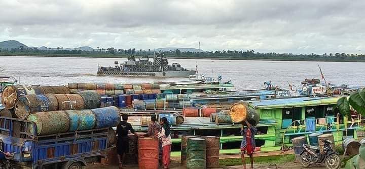 စက်သုံးဆီစျေးတက်သဖြင့် မုံရွာ - ခန္တီး ကုန်တင်ရေယာဉ်များ ပြေးဆွဲမှု ရပ်ဆိုင်း
