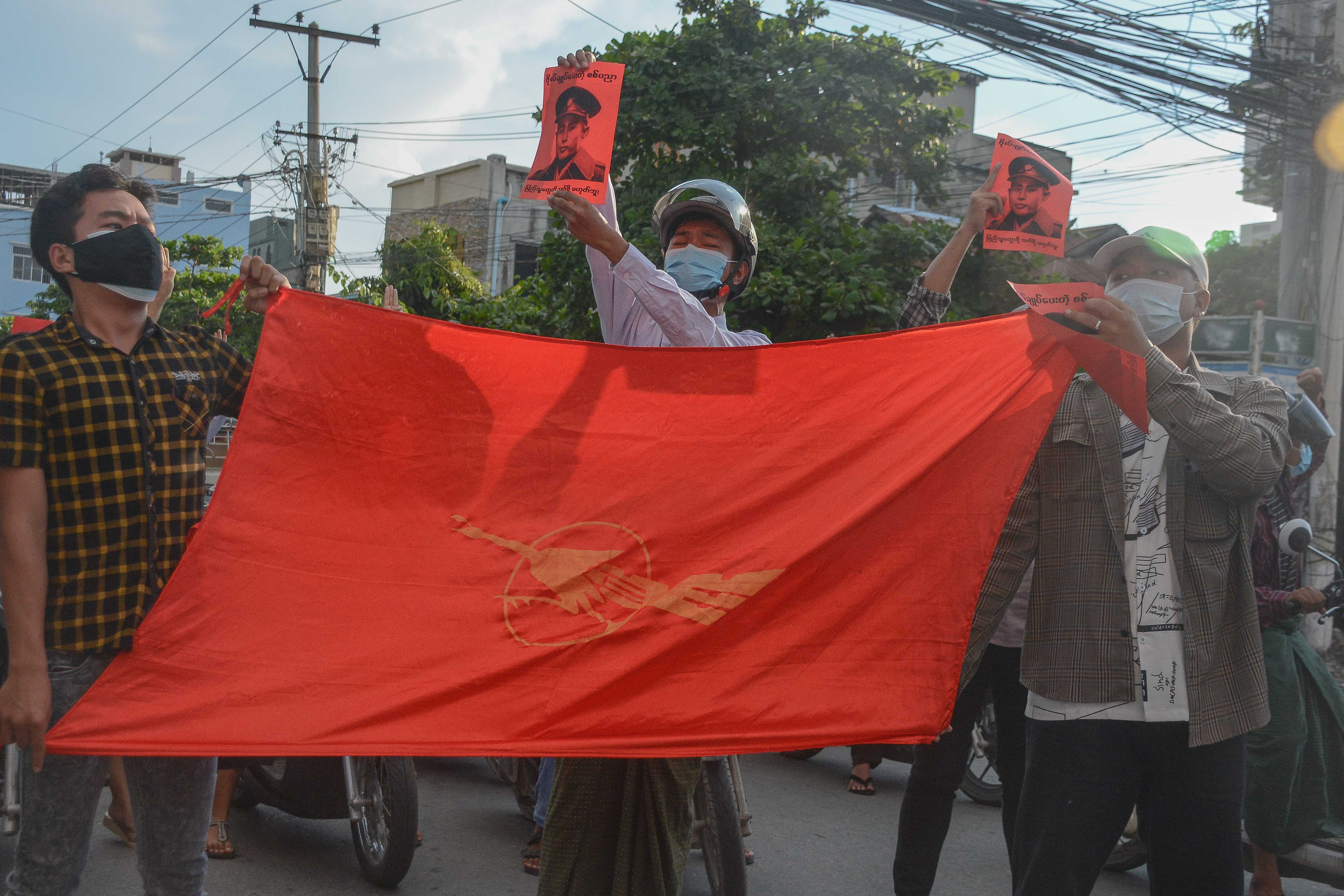 မန္တလေးအခြေစိုက် တကသများသပိတ်စစ်ကြောင်း စစ်အာဏာရှင်ဆန့်ကျင်ဆန္ဒပြ (ဓာတ်ပုံ)