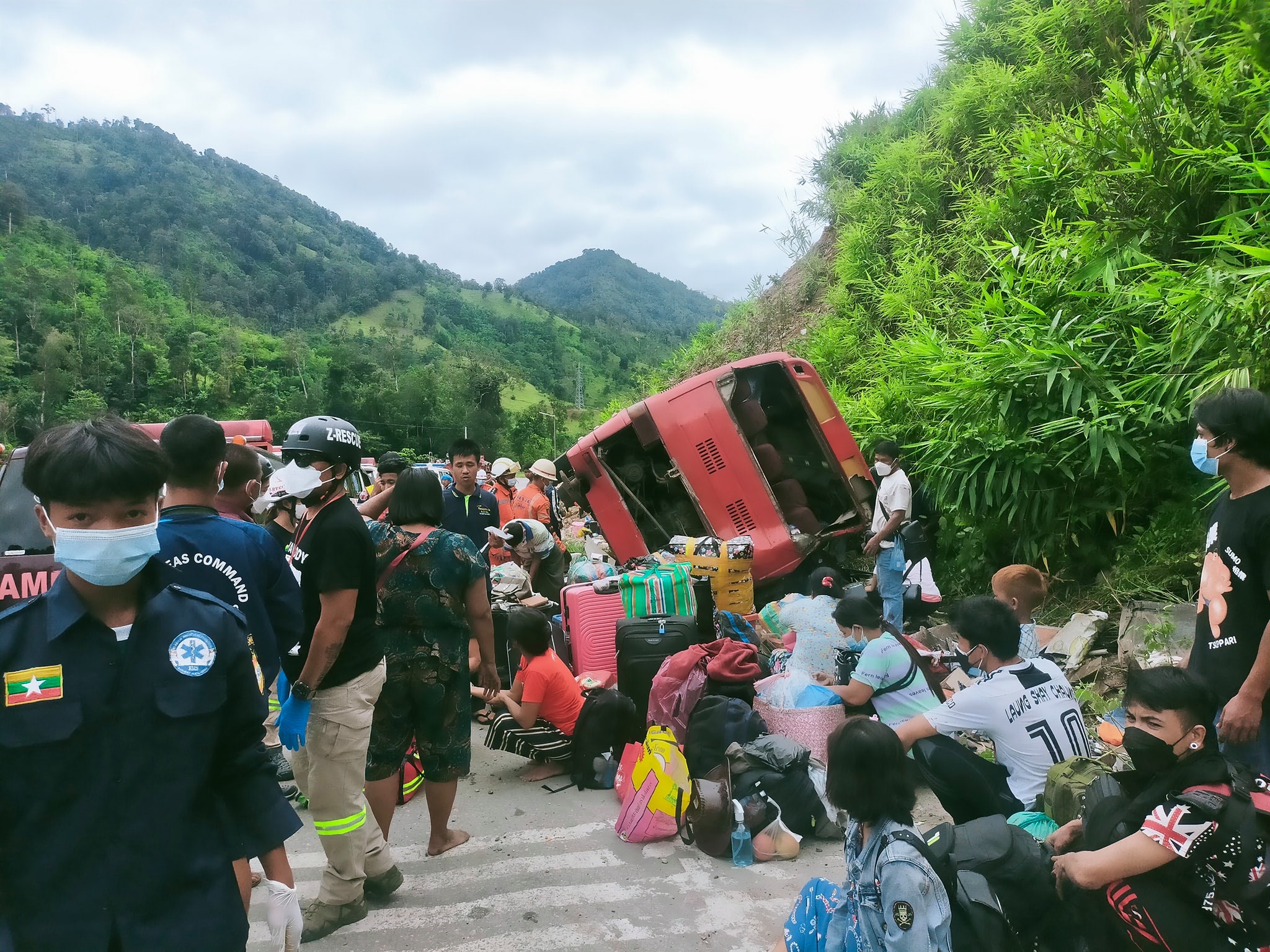 မြဝတီ-ကော့ကရိတ် အာရှလမ်းတွင် မှန်လုံယာဉ်မှောက်ပြီး ၁၃ ဦးဒဏ်ရာရ