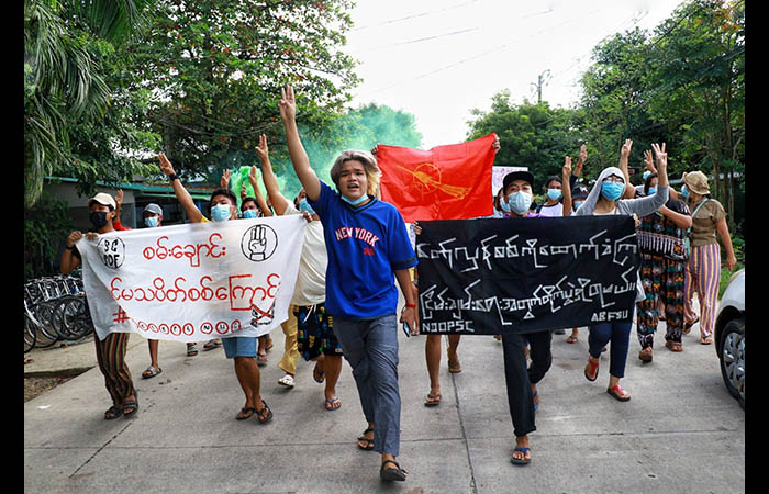 ရန်ကုန်မြို့တွင် စစ်အာဏာရှင်ကိုဆန့်ကျင်ဆန္ဒပြ    (ဓာတ်ပုံ)
