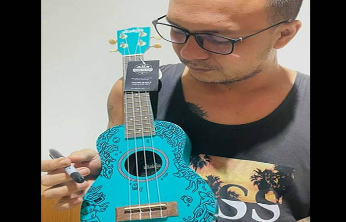 တော်လှန်ရေးအတွက် အဆိုတော်ကျားပေါက်၏ Ukulele ဂစ်တာလေလံ  ဒေါ်လာ ၁ သောင်း အမြင့်ဆုံး ရရှိထား