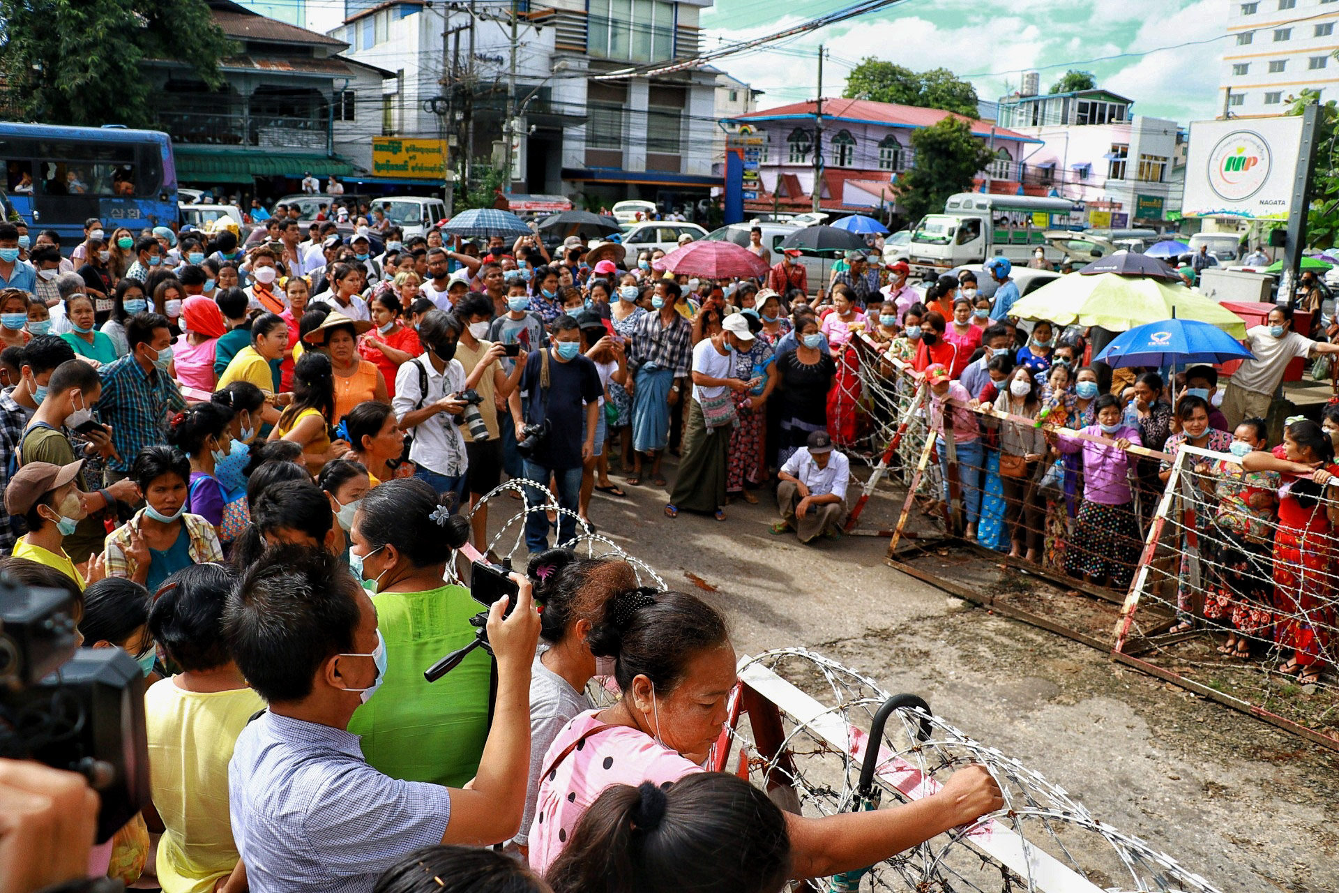 အင်းစိန်ထောင်က နိုင်ငံရေးအကျဉ်းသားများ ဒုတိယနေ့အဖြစ် လွှတ်ပေးနေသည့်မြင်ကွင်း